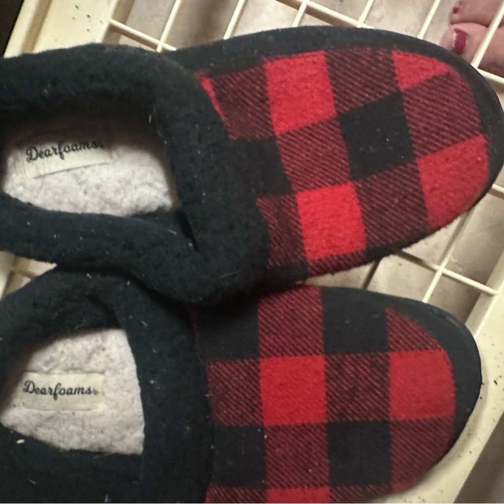 Dearfoams Kids Black and Red Checkered‎ Slippers